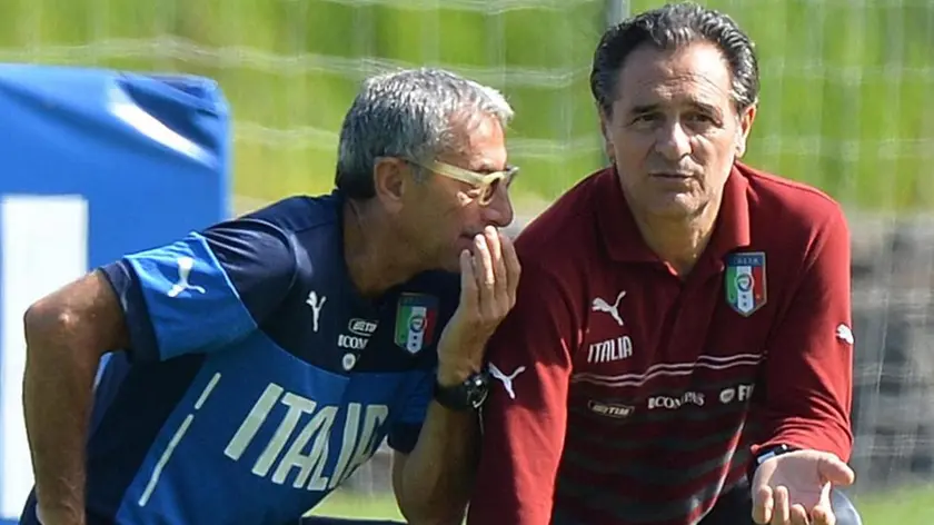 Italy's head coach Cesare Prandelli talks with Italian soccer team doctor Enrico Castellacci (L) during a training session in Mangaratiba, Brazil, 16 June 2014. Italy will face Costa Rica on next 20 June for D group in Fifa World Cup 2014. ANSA/ETTORE FERRARI
