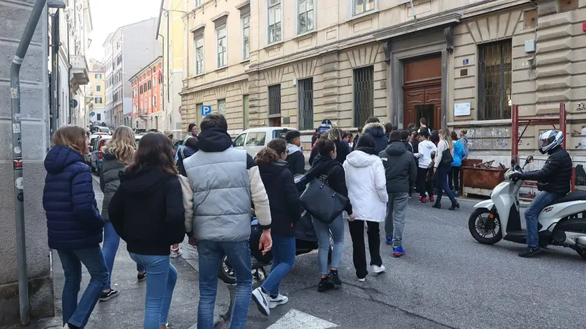 Via Madonna del Mare: studenti rientrano a scuola dopo la scossa di terremoto (Foto Lasorte)