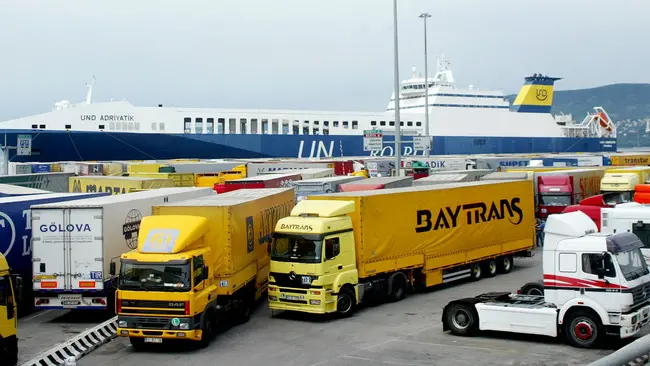 Lasorte Trieste 01 07 04 - Porto Nuovo - Camion TIR in attesa di imbarco su Traghetto per Turchia