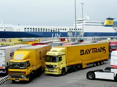 Lasorte Trieste 01 07 04 - Porto Nuovo - Camion TIR in attesa di imbarco su Traghetto per Turchia