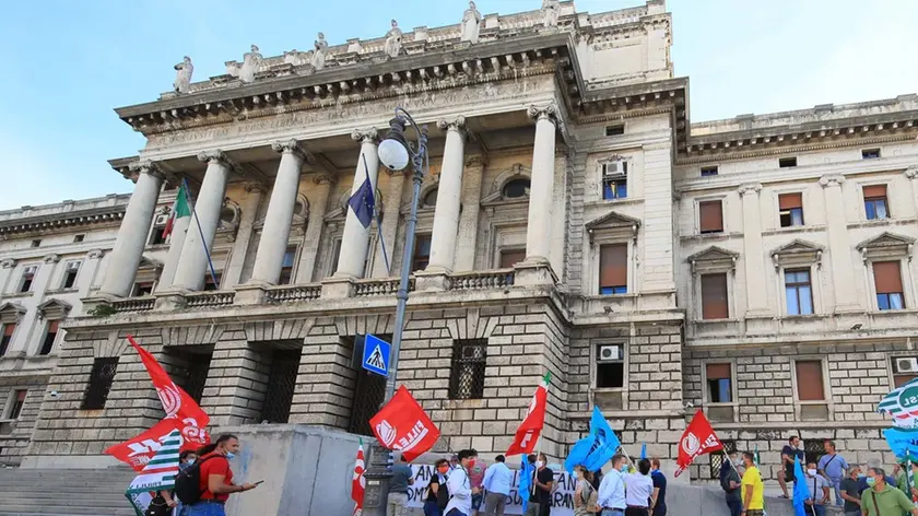 Un presidio dei lavoratori Colombin davanti al Tribunale di Foro Ulpiano in un’immagine di repertorio