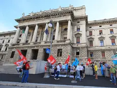 Un presidio dei lavoratori Colombin davanti al Tribunale di Foro Ulpiano in un’immagine di repertorio