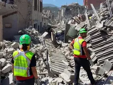 Tecnici del soccorso alpino lavorano nelle zone colpite dal terremoto