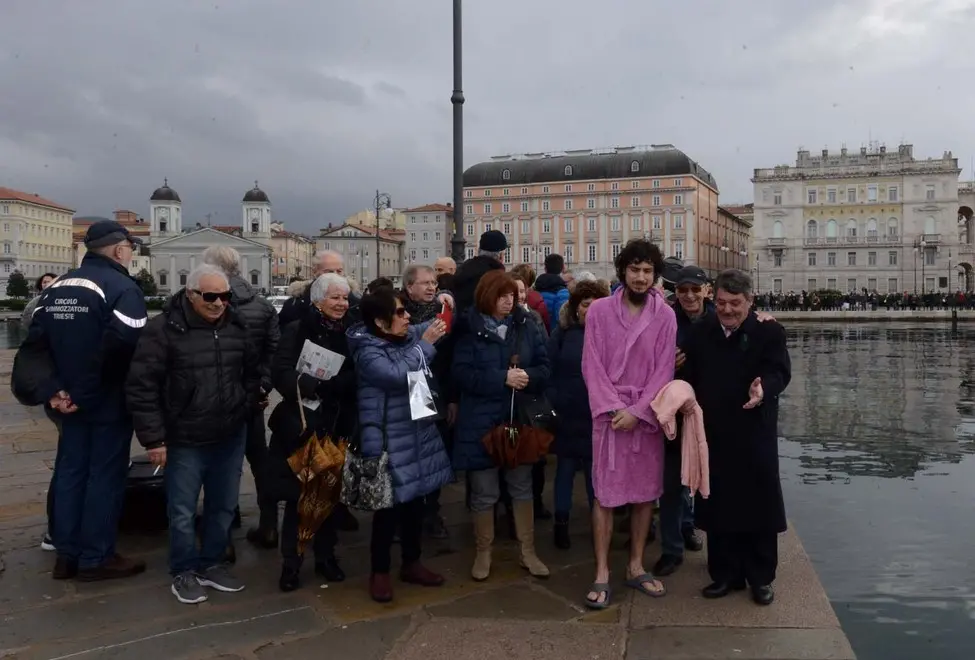 Foto BRUNI 06.01.2018 Epifania Greco-Ortodossa: il tuffo della croce della Comunità