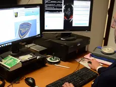 Un agente della Polizia postale al lavoro sul web