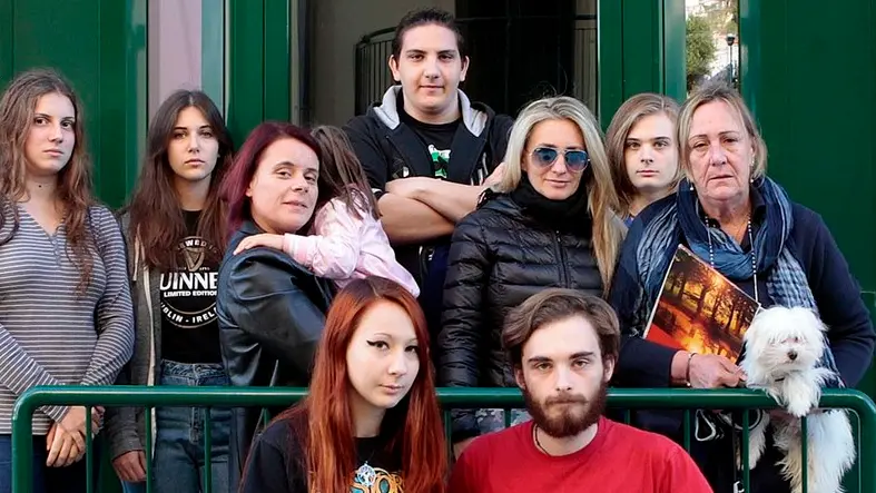 Silvano Trieste 22/10/2016 Il Condominio Ater di via Negri, fili elettrici scoperti, intonaci che si sfaldano, mancanza di gas, degrado del giardino,perdite di acqua...ecc