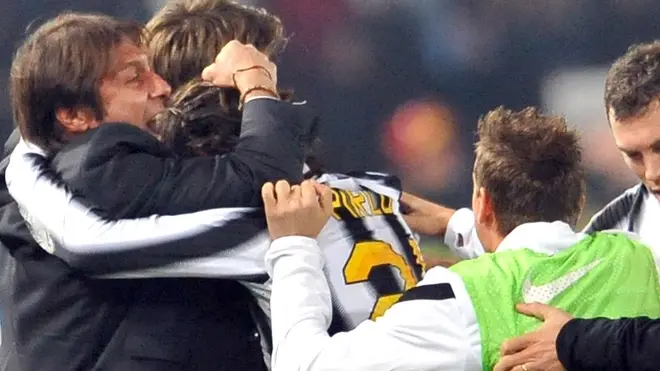 Italian head coach of Juventus, Antonio Conte (L), jubilates with his teammates after Simone Pepe scored the goal during the Italian Serie A soccer match SSC Napoli vs Juventus FC at San Paolo stadium in Naples, Italy on 29 November 2011. ANSA/CIRO FUSCO