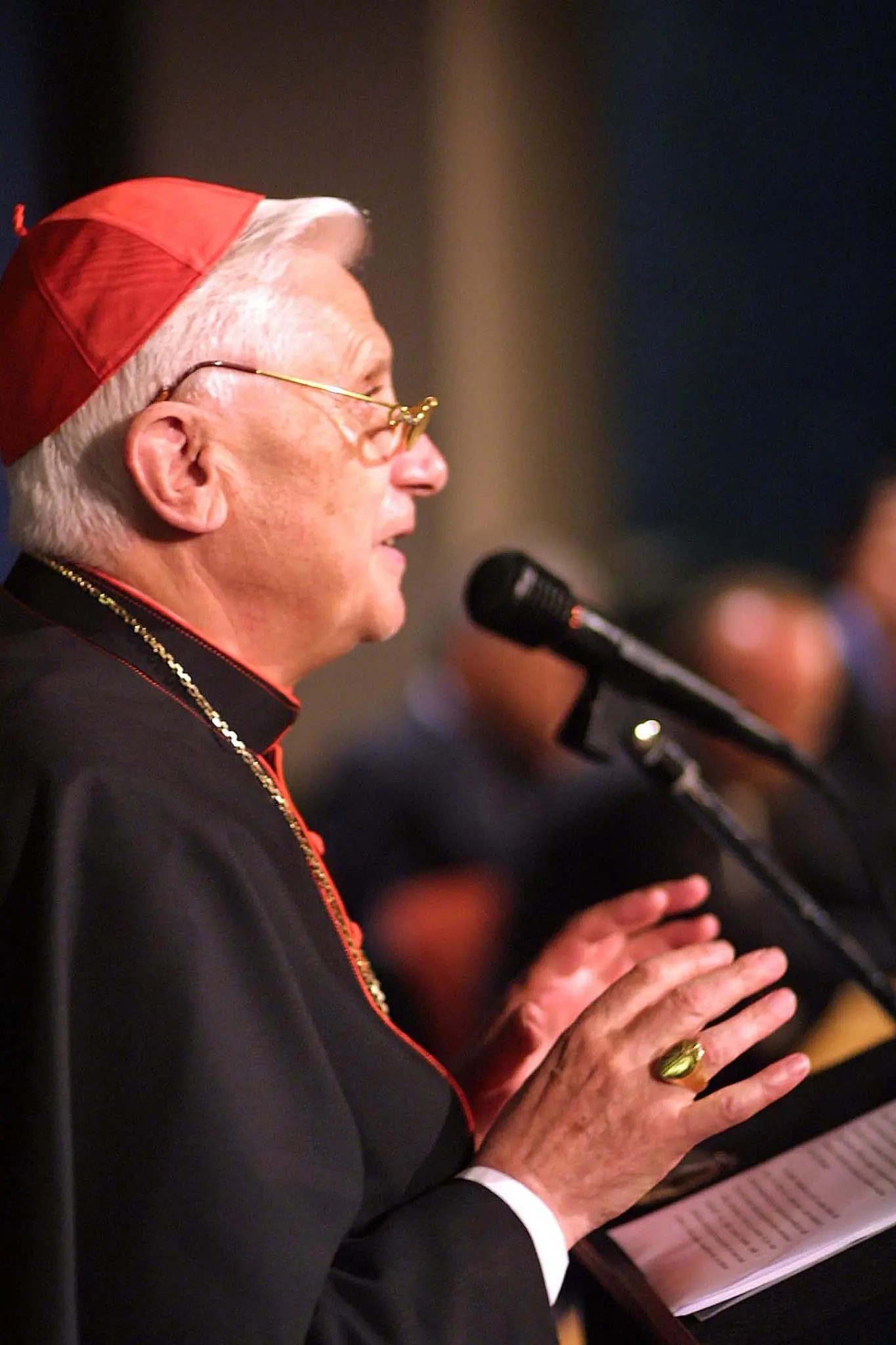 In questa galleria fotografica di Andrea Lasorte, l'allora Cardinale Ratzinger in visita a Trieste nel 2002. Lo ricordiamo così all'Auditorium del Revoltella, il 20 settembre, per partecipare ad un convegno della Fondazione Liberal sul Pensiero Filosofico e la mattina del 21 settembre, quando celebrò la messa nella chiesa del Rosario