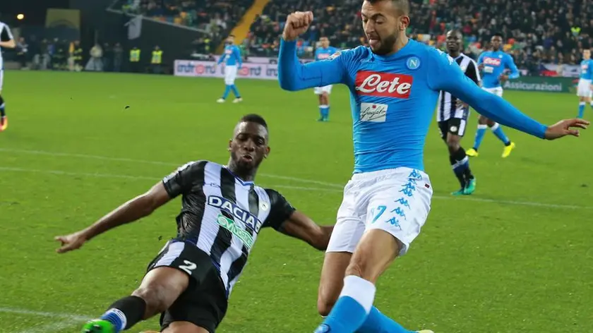 Udinese'sMolla Wague (L) and Napoli's Omar El Kaddouri (R) in action during the Italian Serie A soccer match Udinese vs Napoli at Friuli stadium in Udine, Italy, 19 november 2016. ANSA/LANCIA