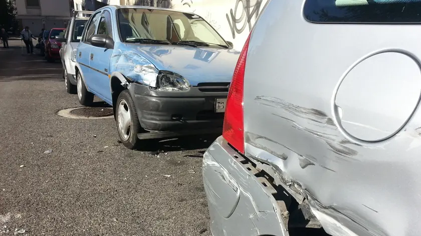 Due delle auto danneggiate in via Gavardo (Lasorte)