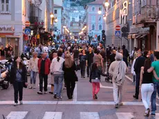 Il centro affollato di pedoni in una foto d’archivio della “Notte bianca”