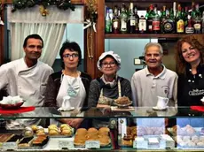 Adriano De Marchi con l’intera famiglia dietro il bancone del Caffè Pasticceria Pirona