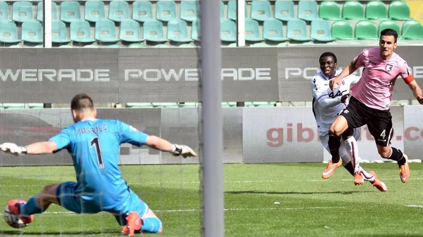 Il portiere del Palermo Josip Posavec (S) para un tiro di Godfred Donsah durante la partita del campionato di Serie A Palermo-Bologna allo stadio Renzo Barbera, Palermo, 28 Febbraio 2016. ANSA / MIKE PALAZZOTTO