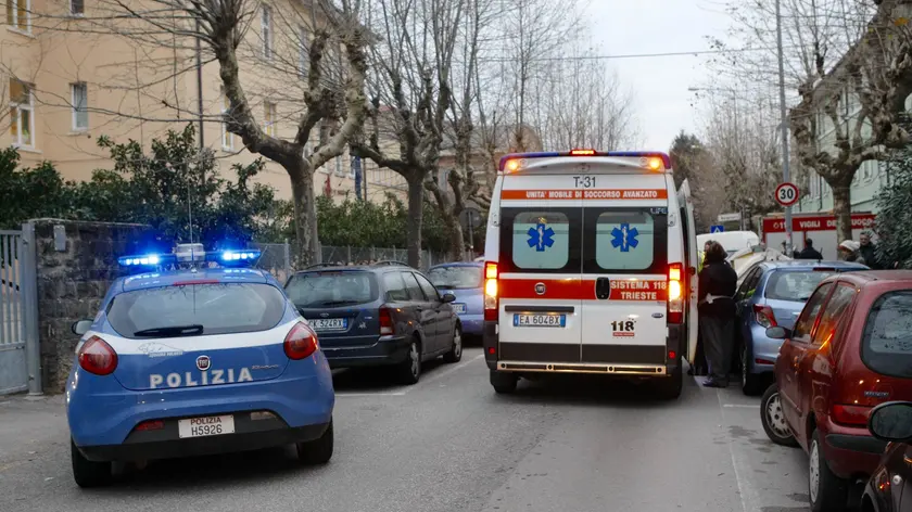 L'intervento di polizia e 118 (foto Silvano)