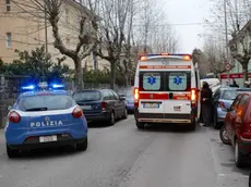 L'intervento di polizia e 118 (foto Silvano)