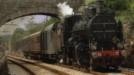 La locomotiva e carrozze del treno storico “Centoporte”