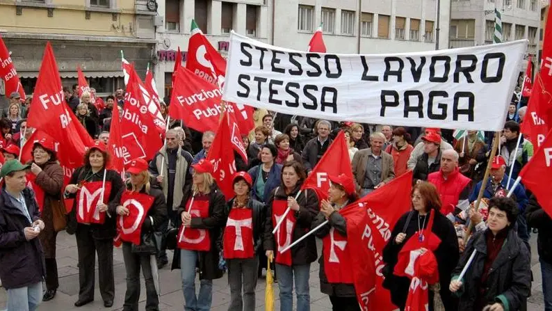 ANTEPRIMA UDINE, 19 ottobre 2004. Ore 11.05.CATEGORIA ENTI LOCALI MONFALCONE IN SCIOPERO PER CHIEDERE A REGIONE COMPARTO UNICO .Dipendenti degli Enti Locali del Fvg manifestano per parificare i livelli retributivi con quelli dei dipendenti regionali..Telefoto Copyright Massimo Turco/Foto Agency Anteprima © (tutti i diritti riservati, citazione obbligatoria) www.anteprimafoto.it