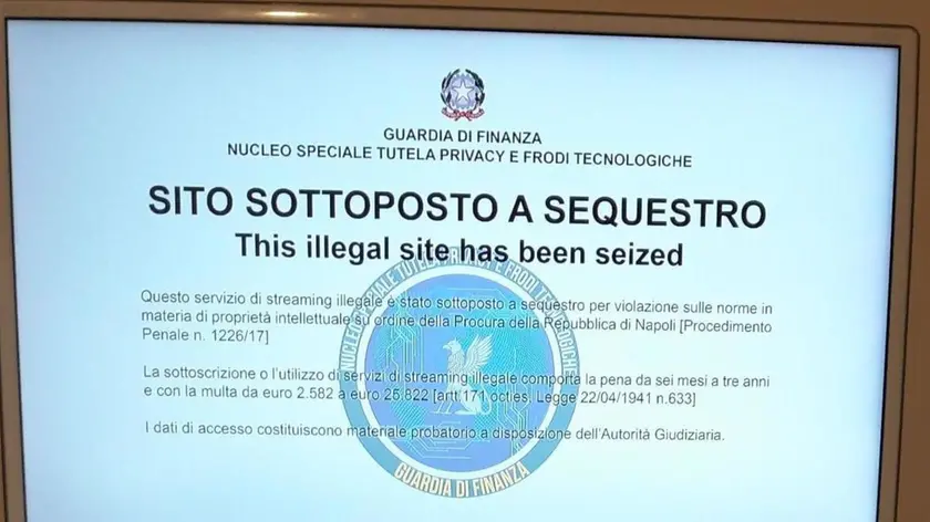 Oltre settecento siti web e 300 piattaforme Iptv pirata per la trasmissione di contenuti a pagamento sono stati oscurati dalla Guardia di Finanza. Secondo quanto si apprende da fonti inquirenti, l'attività rientra nell'ambito di una maxi indagine del Nucleo speciale tutela privacy e frodi tecnologiche delle Fiamme Gialle coordinata dalla procura di Napoli. ANSA/GUARDIA DI FINANZA +++ ANSA PROVIDES ACCESS TO THIS HANDOUT PHOTO TO BE USED SOLELY TO ILLUSTRATE NEWS REPORTING OR COMMENTARY ON THE FACTS OR EVENTS DEPICTED IN THIS IMAGE; NO ARCHIVING; NO LICENSING +++