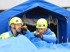 Volontari della Protezione civile di Gorizia mentre montano un tendone Foto Bumbaca