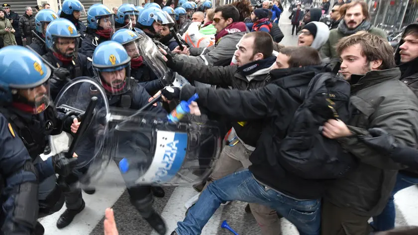 Lasorte Trieste 26/01/16 - Via S.Nicolò, Incontro Lega Nord Salvini, Scontri Polizia Centri Sociali