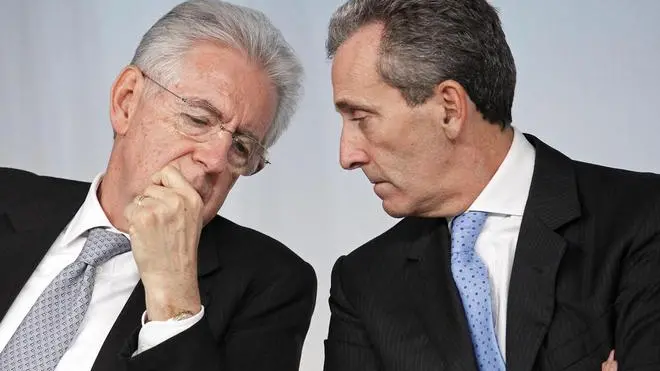 Il premier Mario Monti, e il ministro dell'Economia, Vittorio Grilli, durante la conferenza stampa al termine del CDM, Roma 10 ottobre 2012..ANSA/ALESSANDRO DI MEO