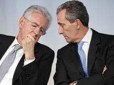 Il premier Mario Monti, e il ministro dell'Economia, Vittorio Grilli, durante la conferenza stampa al termine del CDM, Roma 10 ottobre 2012..ANSA/ALESSANDRO DI MEO