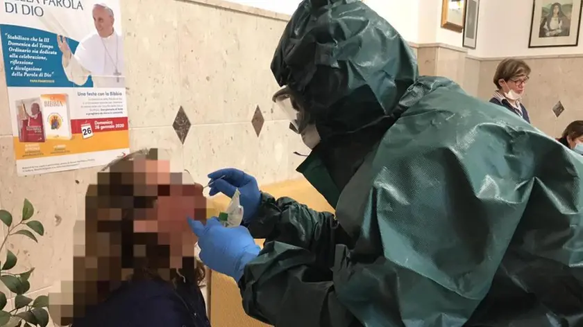 I medici militari effettuano le visite nelle case di riposo per gli anziani a Sassari, 13 aprile 2020. ANSA/GIAN MARIO SIAS