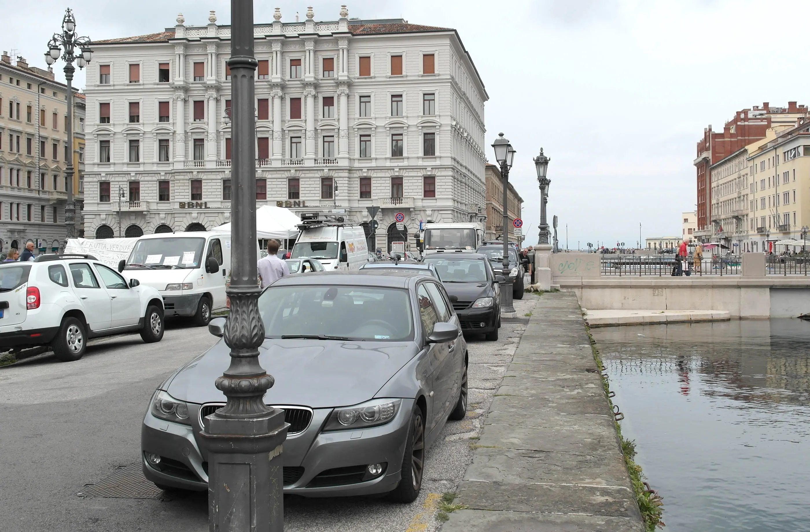 Auto parcheggiate lungo il canale (Lasorte)