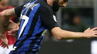 AC Milan's Lucas Biglia (L) challenges for the ball with Inter Milan's Marcelo Brozovic during the Italian serie A soccer match between Fc Inter and Ac Milan at Giuseppe Meazza stadium in Milan, 21 October 2018. ANSA / MATTEO BAZZI