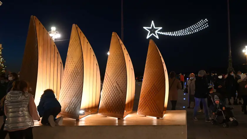 La scultura Aria in piazza Unità (Bruni)