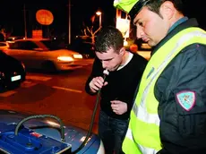 20070715 - ROMA - CRO : INCIDENTI STRADALI: SBRONZI A GUIDA, DOMENICA DI SANGUE. ..Controlli della Polizia Stradale per misurare il tasso di alcool all'uscita di una discoteca a Forte dei Marmi in un'immagine d'archivio del 18 marzo 2007...ANSA / FRANCO SILVI-ARCHIVIO / PAL