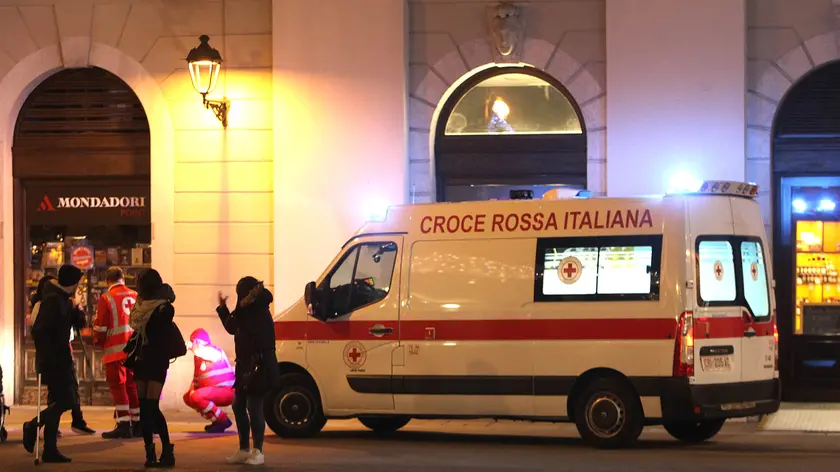 L'ambulanza in piazza Verdi (foto Lasorte)