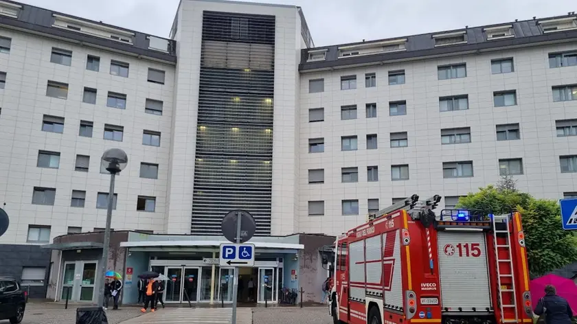 I Vigili del fuoco all'ospedale di Gorizia. Foto Bumbaca