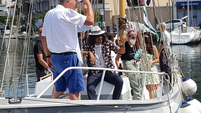 Nello scatto di Antonio Boemo l’arrivo in barca di Alessandro Borghese