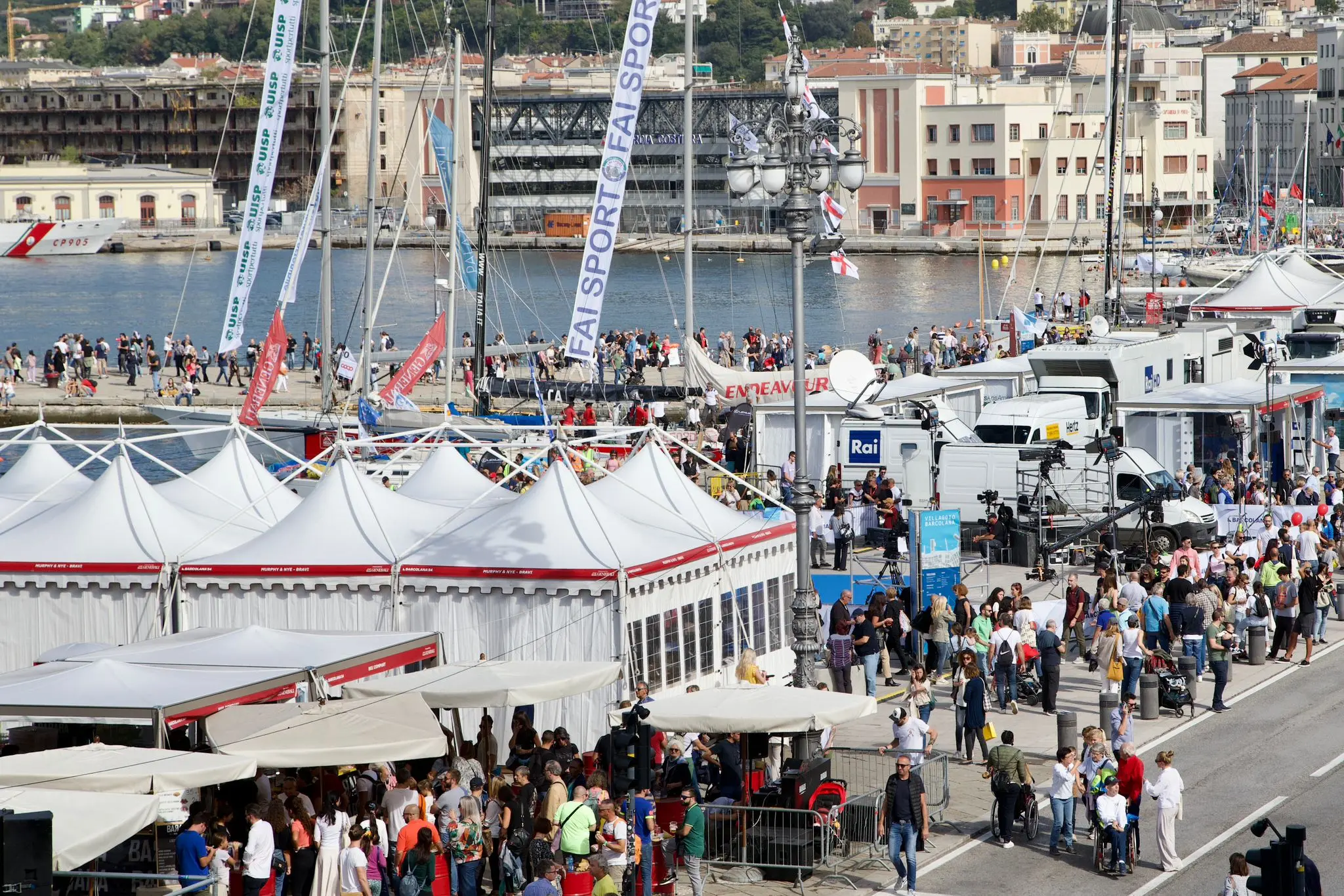 Le Rive di Trieste invasa dalle persone Foto Massimo Silvano