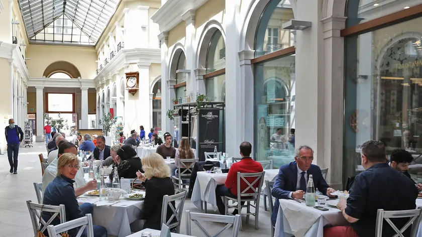 Un ristorante aperto a Trieste in zona bianca (Lasorte)
