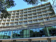 A sinistra l’ex Hotel Adriatico, dal 1985 in uso all’Ictp come struttura di ricerca e foresteria per scienziati. A destra la baia di Grignano, al momento oggetto di un progetto di riqualificazione finanziato dalla Regione Lasorte