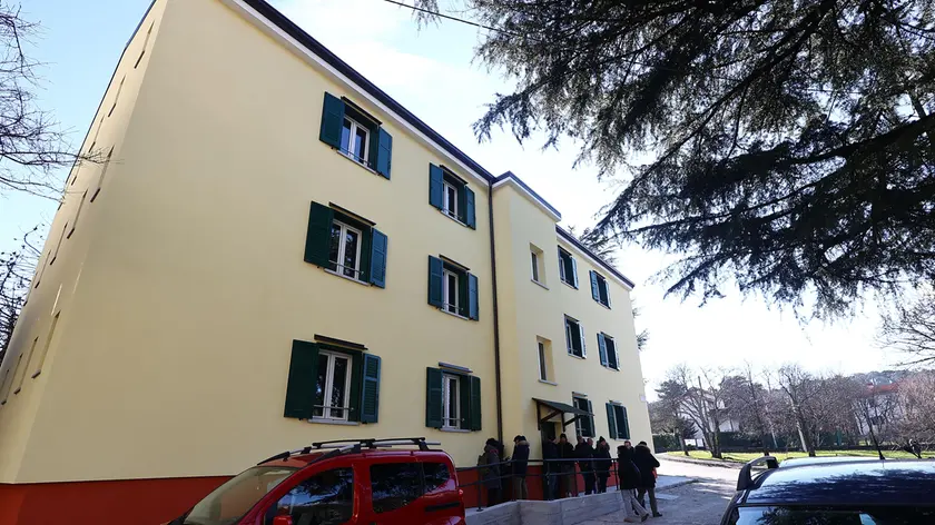 A sinistra una delle palazzine ex “Cad” riqualificate. A destra il sopralluogo istituzionale, con in testa Dipiazza, in uno degli interni. Andrea Lasorte