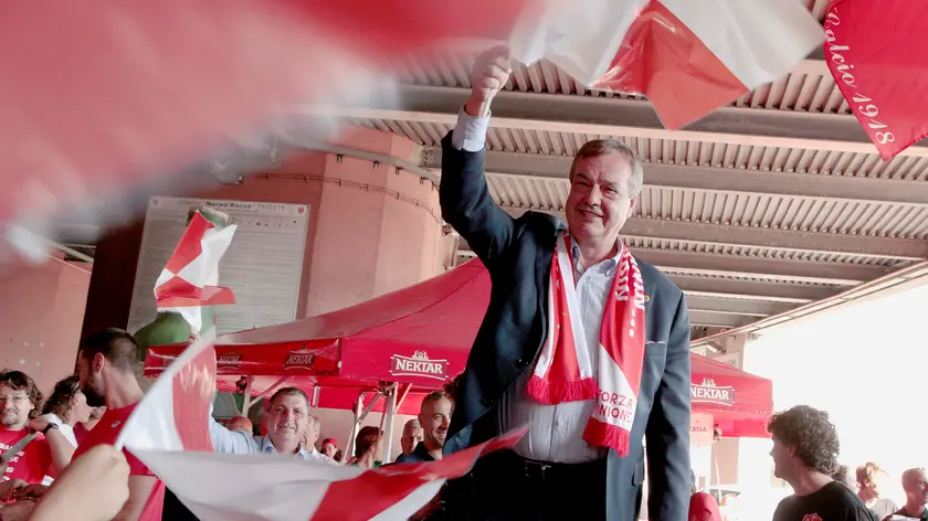 Mario Biasin sventola la bandiera dell'Unione, giugno 2017. Foto Silvano