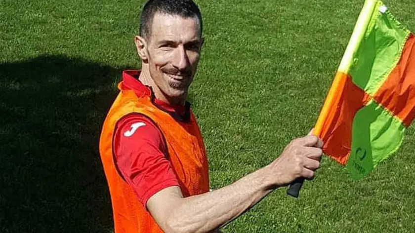 Andrea Zorzon, 46 anni, durante una partita di calcio