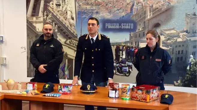 Il dirigente dell'Upgsp Davide D'Auria e il personale del Nucleo artificieri della polizia in questura