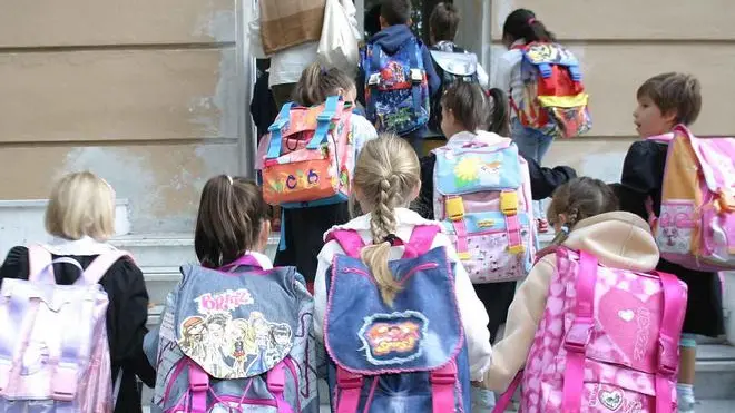 20040114 - POL - ROMA - SCUOLA: CAMERA; SI E' DIMESSA RELATRICE DL ATTUATIVO RIFORMA - Un' immagine di archivio mostra bambini delle elementari all'ingresso della scuola. Stamane si è dimessa dall'incarico di relatrice del decreto attuativo della riforma della scuola, il deputato Angela Napoli (An), in polemica con il comportamento del ministro dell'Istruzione, Letizia Moratti che, secondo la parlamentare, lede le prerogative del Parlamento...LUCA ZENNARO/ANSA/ KLD
