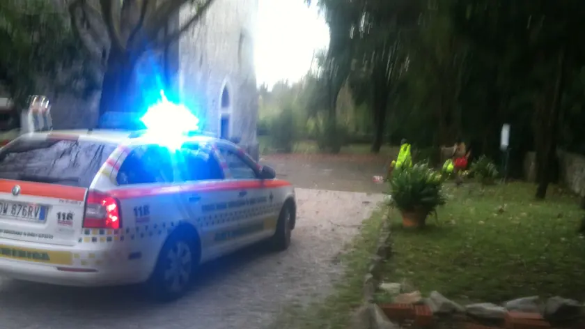 I soccorsi davanti alla chiesa di San Giovanni di Duino