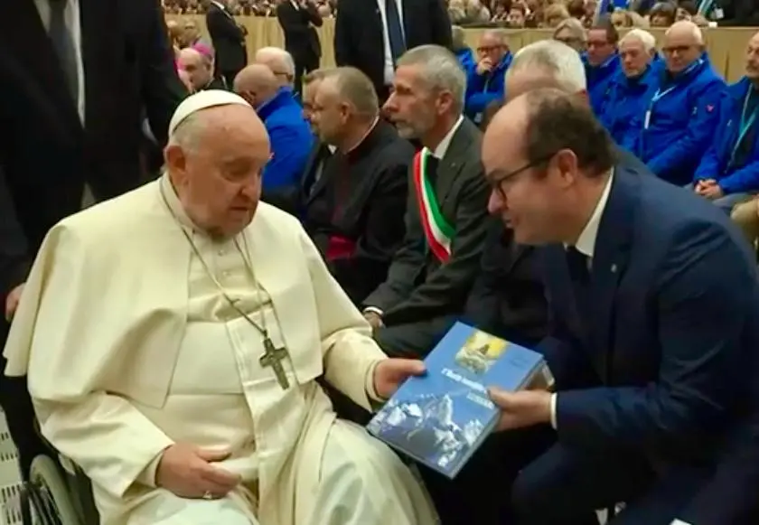 ll vicegovernatore Mario Anzil, delegato dal presidente Fvg Massimiliano Fedriga, consegna al Papa un libro sul santuario del Lussari della Regione Fvg