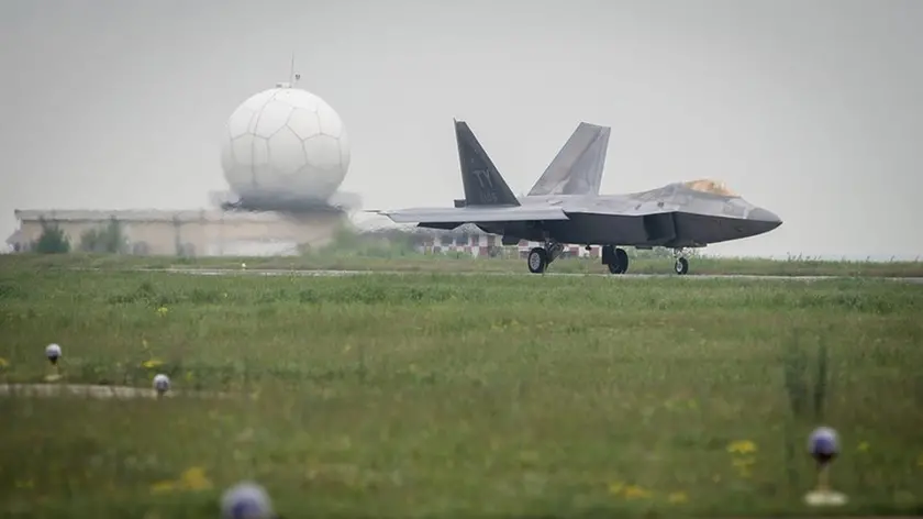 Un aereo in atterraggio alla base militare Mihail Kogalniceanu Foto Nato