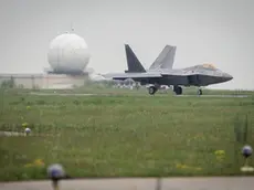 Un aereo in atterraggio alla base militare Mihail Kogalniceanu Foto Nato