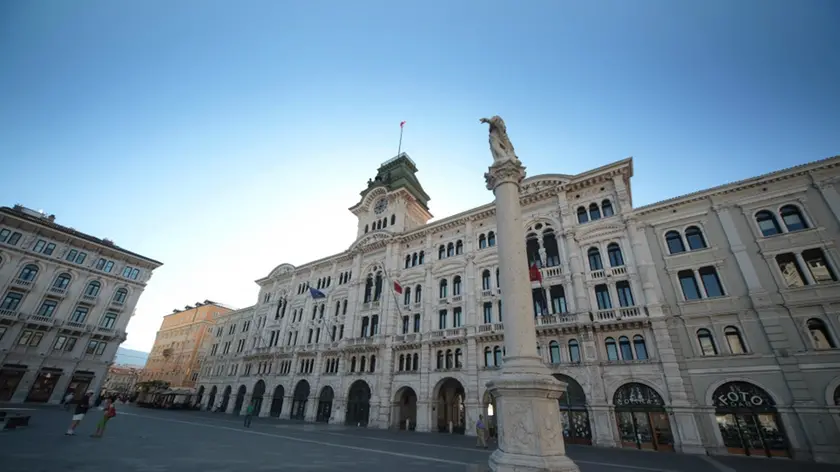 Il municipio in piazza Unità