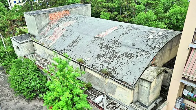 Una veduta dall’alto dell’ex cinema-teatro Belvedere di Opicina