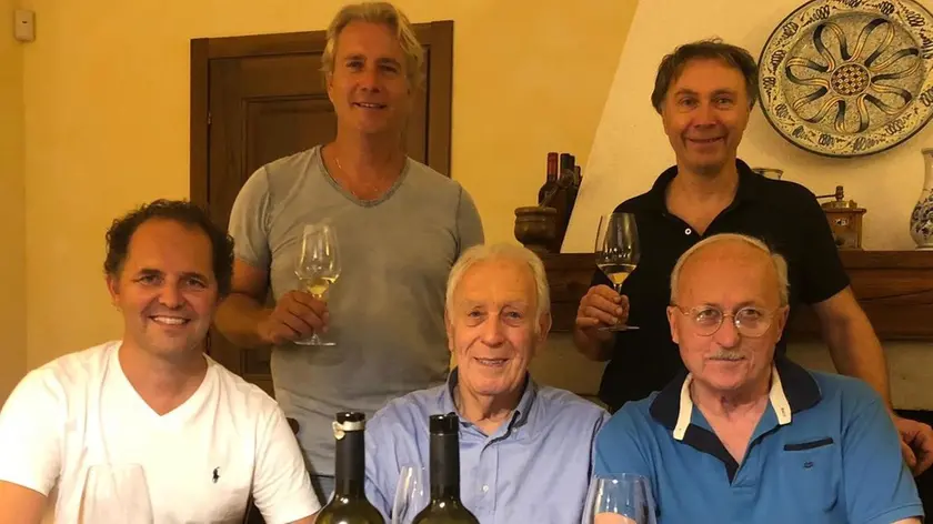 Eddi Luisa alla Tenuta fra il sindaco Sartori e l’agronomo Fabbro, alle spalle i figli Michele e Davide