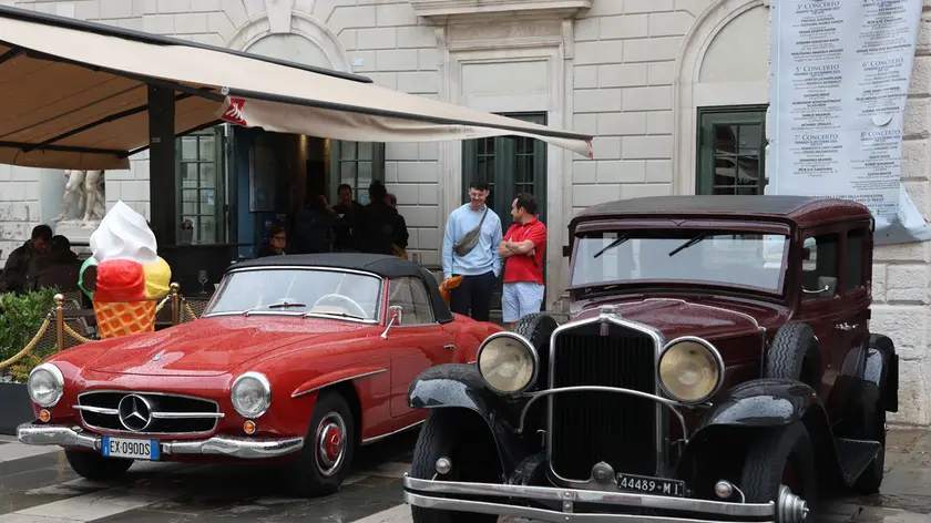 Le auto storiche in bella mostra a Trieste (fotoservizio Andrea Lasorte)